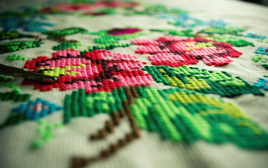 machine to embroidery a hat manufacturer